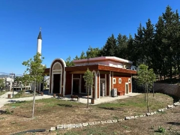 Millet Bahçesi Cami'nin halıları yıkandı