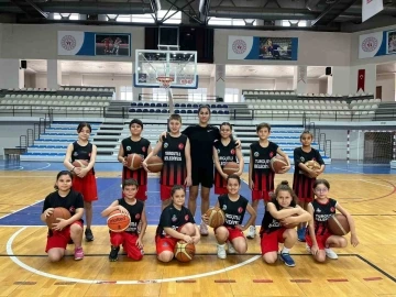 Milli Basketbolcu Manolya Kurtulmuş’tan kariyerine adım attığı Turgutlu Belediyespor’a ziyaret
