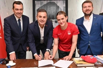 Milli boksör Kahraman, Büyükşehir Belediyesi ile sözleşme imzaladı
