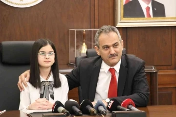 Milli Eğitim Bakanı Özer, koltuğunu 5’inci sınıf öğrencisi Çeken’e devretti
