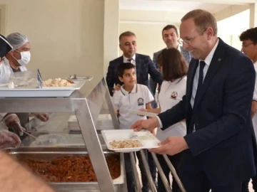 Milli Eğitim Müdürü Tetik, Silopi’de müdürlerle toplantı yaptı, öğrenciler ile yemek sırasına girdi
