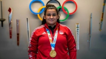 Milli halterci Dilara Narin, altın madalyasını teslim aldı