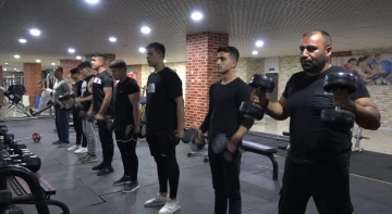 Milli sporcu Şevketoğlu, oğlu ve gençlerin sporcu olması için gayret gösteriyor
