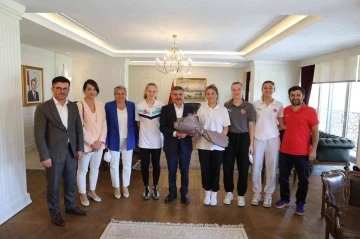 Milli sporculardan Vali Atay’a ziyaret
