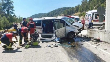 Minibüs beton bariyere çarptı: 2 ölü, 2 yaralı