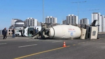 Minibüs ile çarptığı beton mikseri devrildi: 2 ağır yaralı