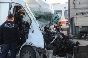 Minibüs park halindeki tıra ok gibi saplandı: 1 ölü, 1 yaralı
