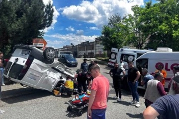 Minibüse çarpıp ters döndü, sürücü sıkıştı