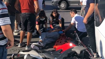 Minibüsle çarpışan 14 yaşındaki motosikletlinin ağır yaralandığı kaza kamerada
