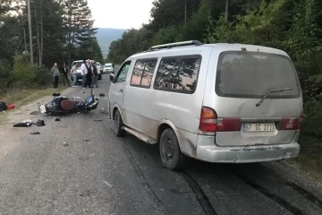 Minibüsle çarpışan motosikletin sürücüsü hayatını kaybetti
