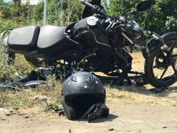Minibüsle kafa kafaya çarpışan 17 yaşındaki motosiklet sürücüsü ağır yaralandı
