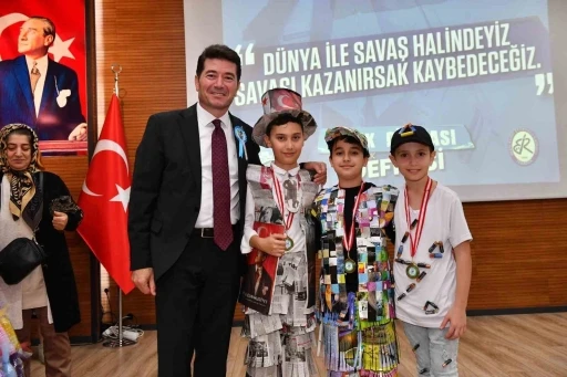 Minikler atıkları geri dönüştürüp elbise hazırladılar, defile ile emeklerini gösterdiler
