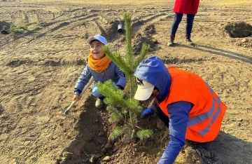 Minikler fidan dikerek doğaya nefes oldu
