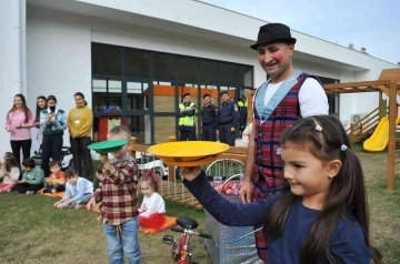 Miniklere jonglör eşliğinde trafik eğitimi
