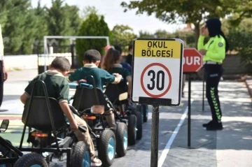 Mobil Trafik Eğitim Tırı ile ilkokul öğrencileri trafik bilinci kazanıyor
