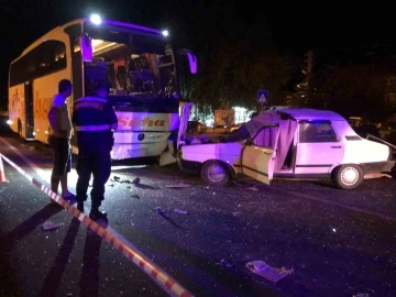 Moladan çıkan otobüs karşı şeride geçip otomobile çarptı: 1 ölü
