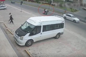 Moto kuryenin şaha kaldırma şovu kazayla bitti: O anlar kamerada