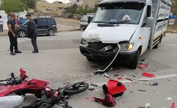 Motosiklet ile kamyonet kafa kafaya çarpıştı: 2 yaralı
