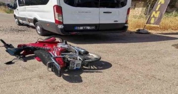 Motosiklet ile minibüs çarpıştı: 1 yaralı