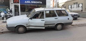 Motosiklet ile otomobilin açılan kapısına çarptı: 1 yaralı
