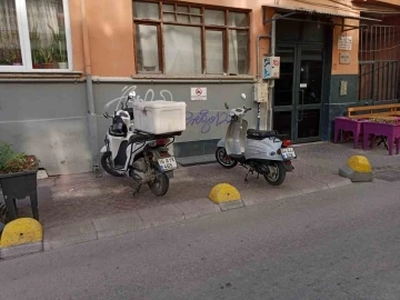 ‘Motosiklet koymak yasaktır’ yazısının tam karşısına park yaptılar
