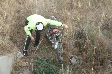 Motosiklet levhalara çarpıp şarampole düştü: 2 yaralı
