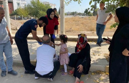 Motosiklet park halindeki motora çarptı: 3 yaralı