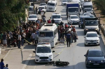 Motosiklet sürücüsü önce yayaya sonra minibüse çarptı: 1 ölü, 1 yaralı
