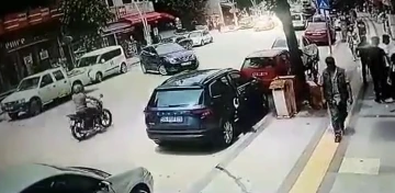 Motosiklet sürücüsünün ölümden döndüğü anlar güvenlik kamerasına yansıdı
