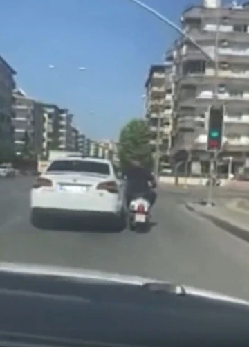 Motosiklet sürücüsünün tehlikeli yolculuğu kameraya yansıdı
