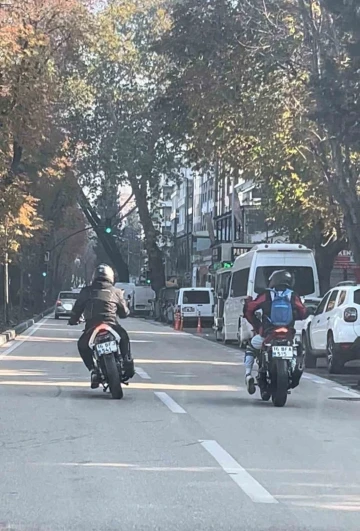 Motosiklet üzerinde dans edip trafiği tehlikeye attı cezadan kaçamadı
