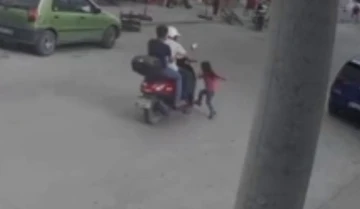 Motosikletin 4 yaşındaki çocuğa çarpma anı kamerada
