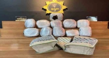 Motosikletin heybesinde 12 kilogram esrar yakalandı