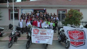Motosikletlerle köy okuluna bin 222 kitap bağışladı
