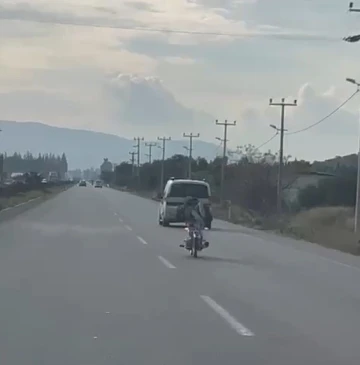 Motosikletli gençlerin tehlikeli sürüşleri kameralara yansıdı
