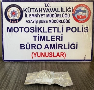 Motosikletteki şahısların üzerinden uyuşturucu çıktı
