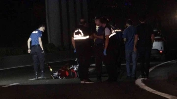 Motosikletten düştüler, yerde yardım beklerken otomobilin altında kaldılar: 2 ağır yaralı
