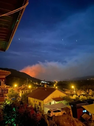 Muğla’daki orman yangınında alevler yerleşim yerlerini tehdit ediyor
