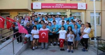Muğla’nın şampiyon takımı Türk bayraklarıyla karşılandı