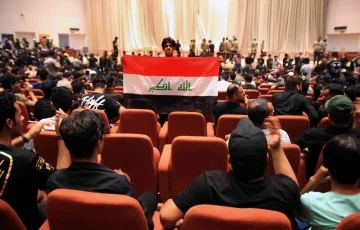 Mukteda Sadr’dan, Irak meclisinin feshedilmesi ve erken seçim çağrısı
