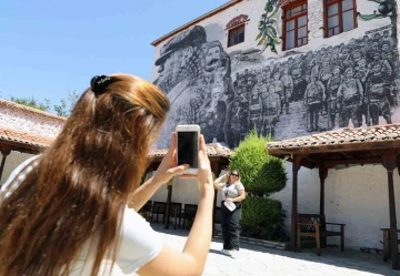 Mural resim çalışmasına vatandaşlardan yoğun ilgi
