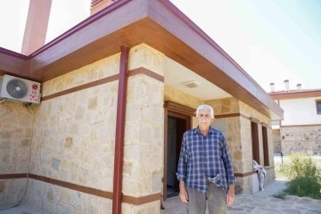 Murat Kurum, Manavgat yangınında evi hasar gören deniz çiftini unutmadı

