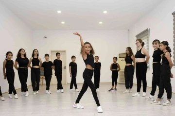 Muratpaşa’da salon dansları topluluğu
