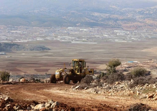 Müren yayla yolunda dev kayalar parçalanarak yol genişletiliyor
