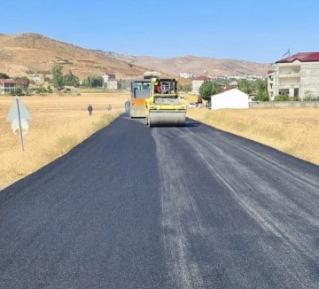 Muş’ta köy yolları sıcak asfaltla kaplanmaya devam ediyor
