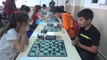 Muş’ta ortaokullar arası ödüllü satranç turnuvası düzenlendi
