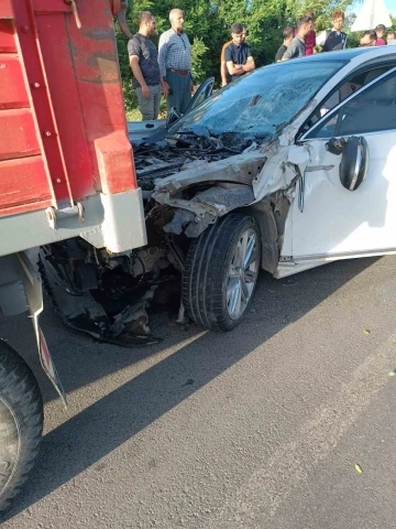 Muş’ta otomobil traktöre çarptı: 4 yaralı
