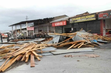 Muş’ta şiddetli fırtına: 4 iş yerinin çatısı uçtu
