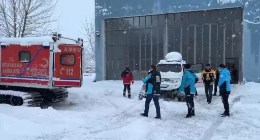 Muş’ta yolu kardan kapanan köydeki hasta zorlu mücadele ile hastaneye ulaştırıldı
