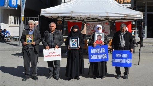 Muşlu aileler evlatlarına kavuşmak için DEM Parti binası önündeki eylemlerini sürdürdü